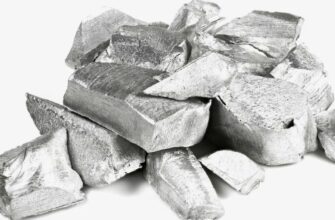 Слитки чистого алюминия на белом фоне, необработанный металл.